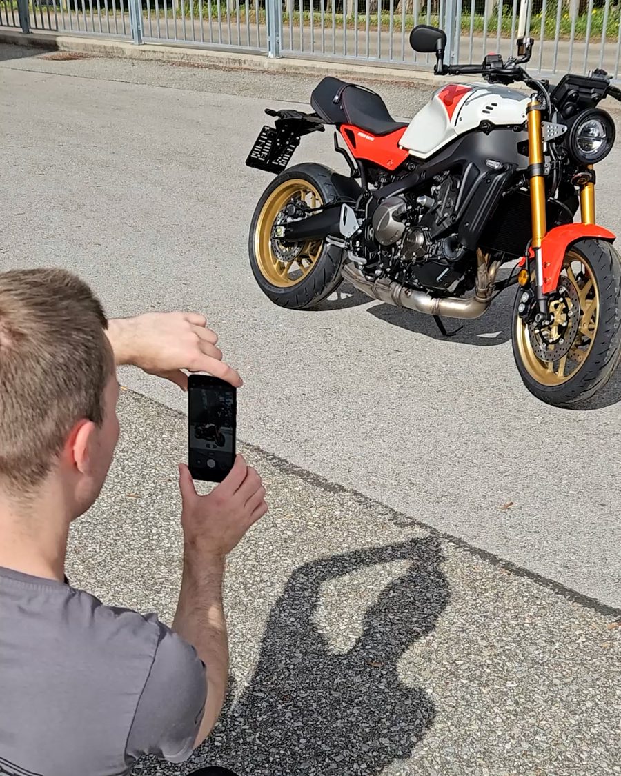 Motorrad wird mit dem Smartphone im Hochformat fotografiert