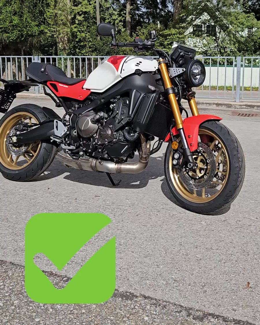 Motorrad von der rechten Seite fotografiert, mit grünem Häkchen aus einem Foto-Tipp-Reel