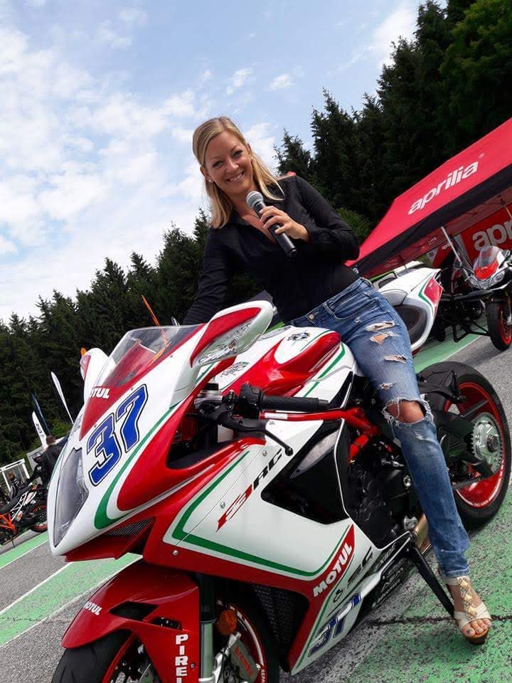 Moderatorin mit Mikrofon auf einer Aprilia