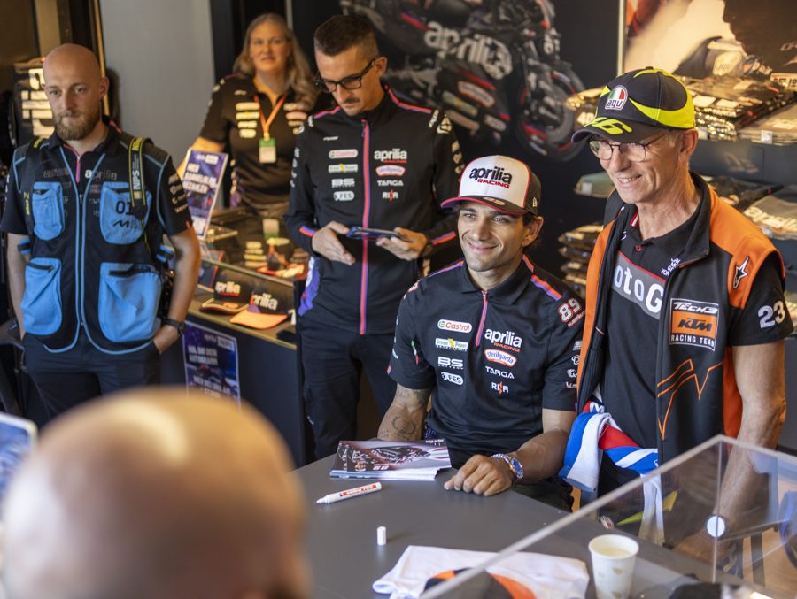Autogrammstunde mit Aprilia-Rennfahrern