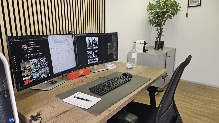 Zwei Monitore mit Social-Media-Feed
