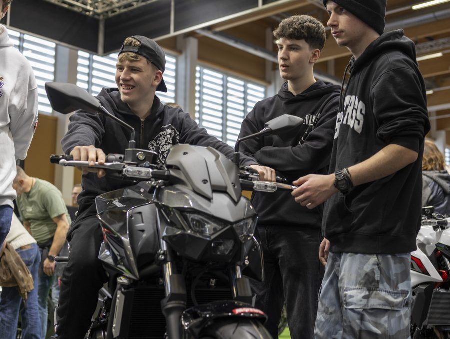 Junge Besucher beim Probesitzen auf einer Kawasaki