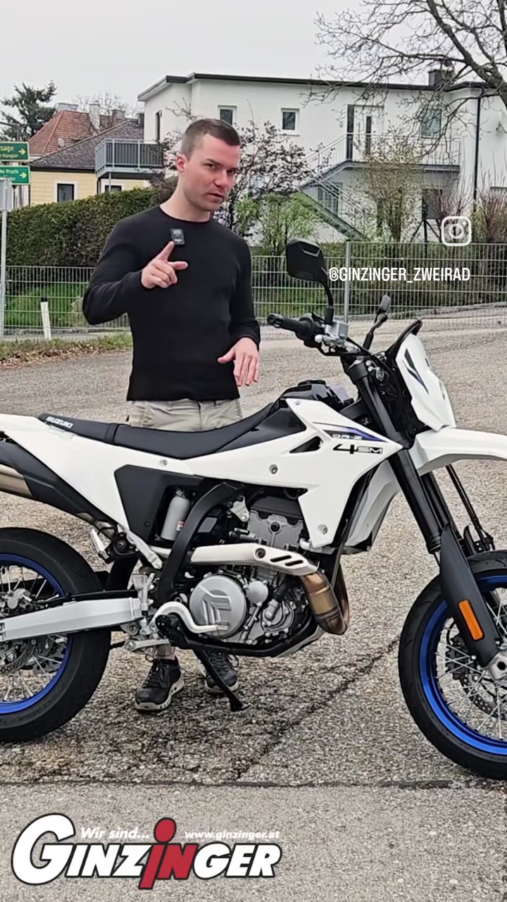 Tom stellt vor der Kamera ein Motorrad vor