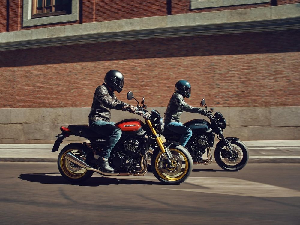 Kawasaki RS Retro-Modelle in der Stadt