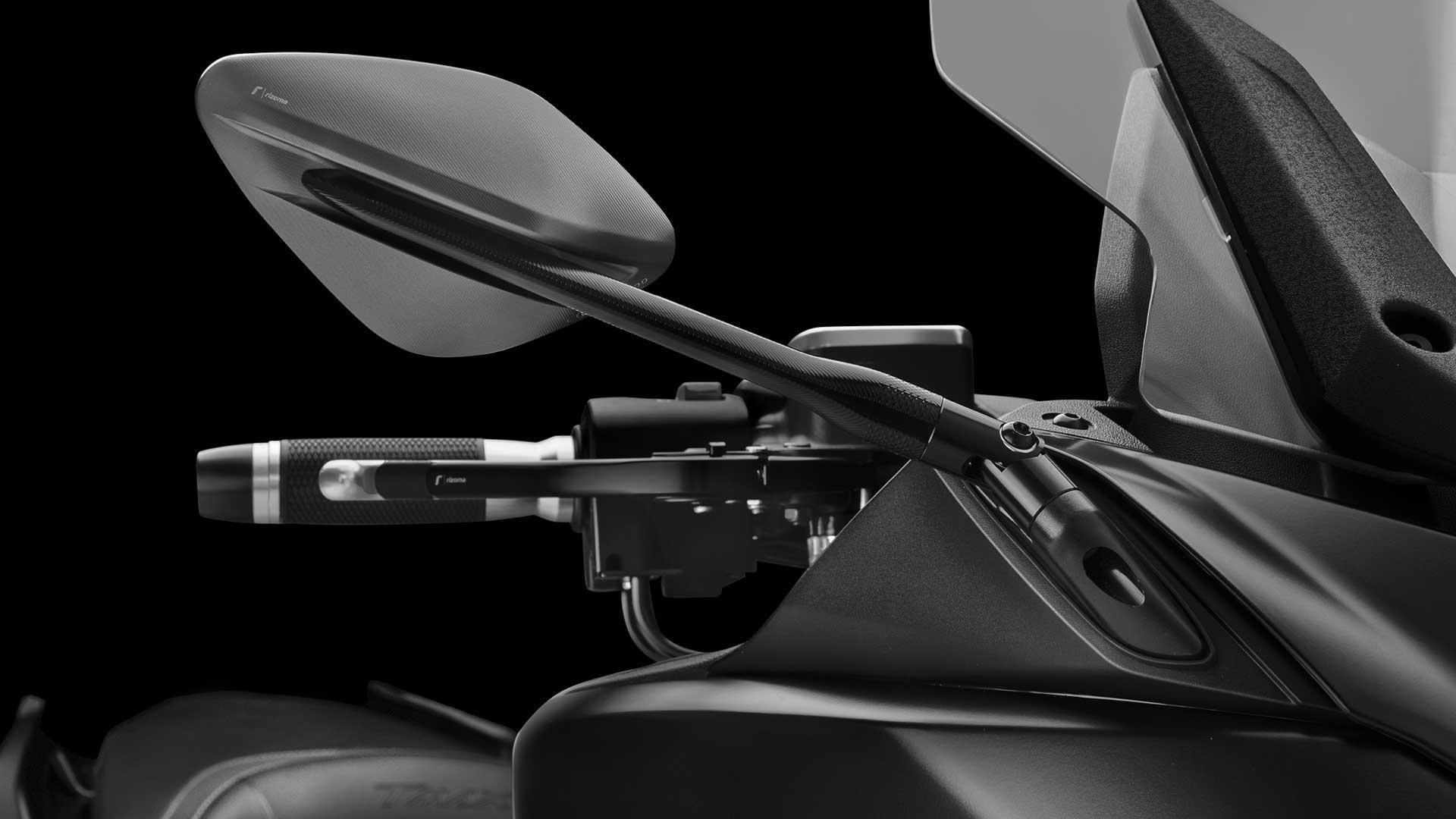 Der neue Spiegel „Namic“, inspiriert von Supersportwagen, gibt dank seiner aerodynamischen Form und der besonderen Bearbeitung des flügelartigen Trägers dem Scooter einen besonderen Auftritt.